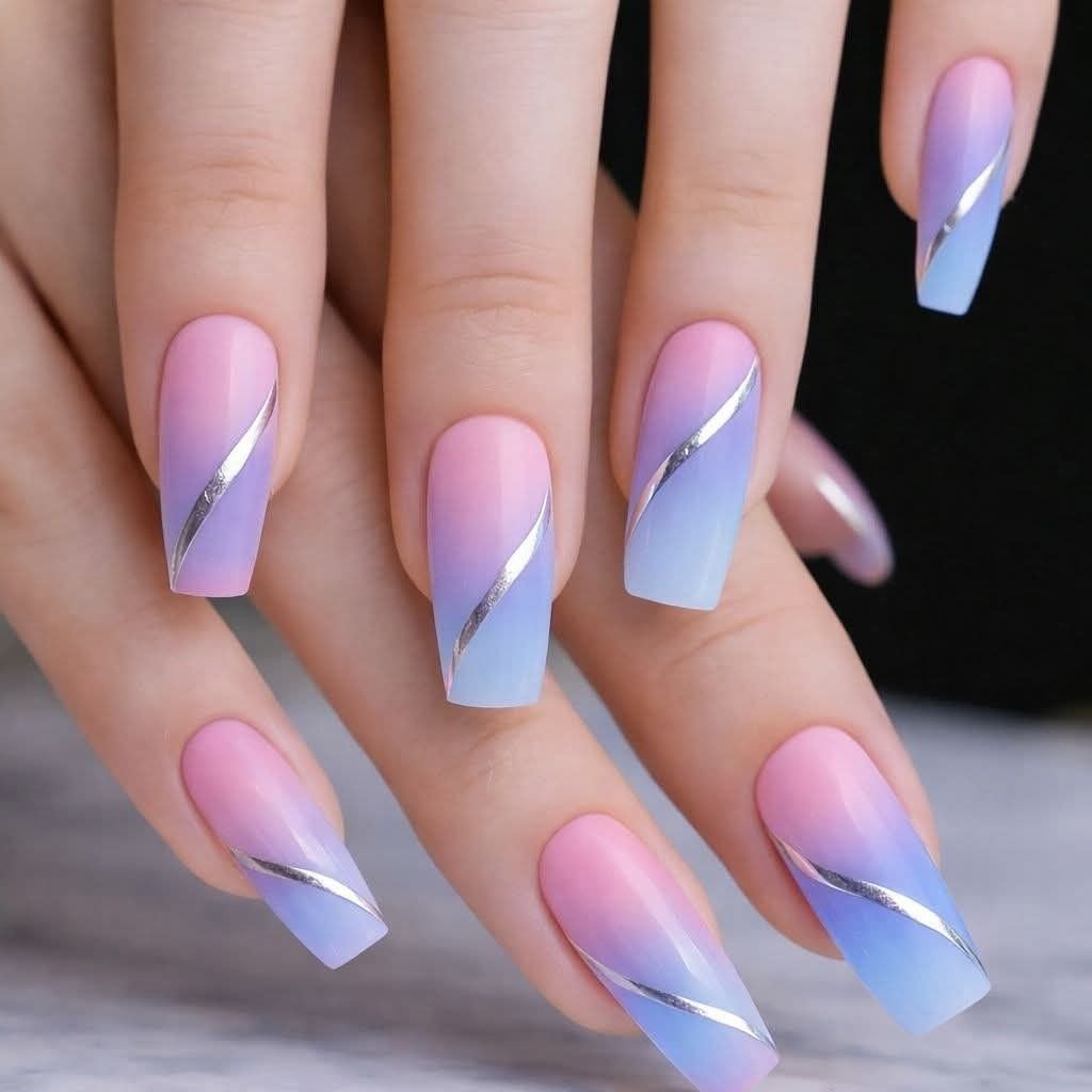 Unhas em degradê lilás e azul com linhas brancas