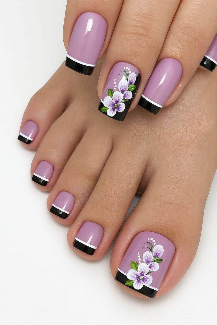 Pedicure lilás com francesinha preta e flores