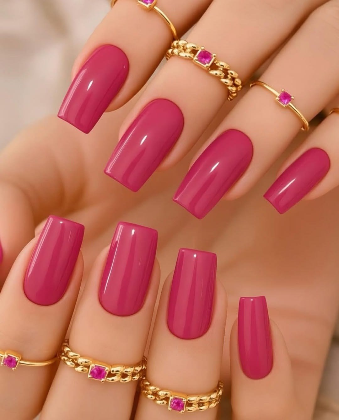 Unhas longas em rosa intenso com acabamento brilhante