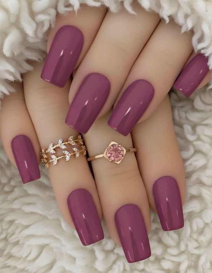 Unhas longas em tom malva com acabamento brilhante