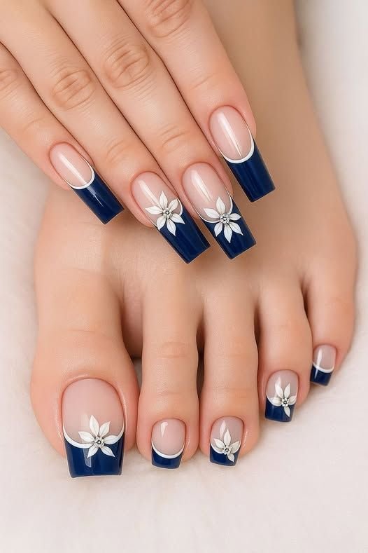 Francesinha azul com flores brancas nas mãos e nos pés