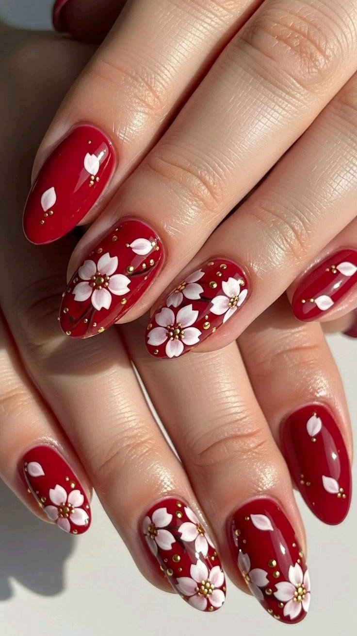 Unhas vermelhas com flores brancas