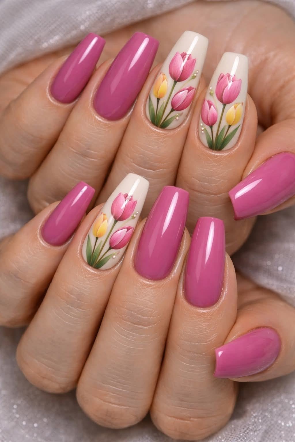 Unhas rosadas com pintura de tulipas