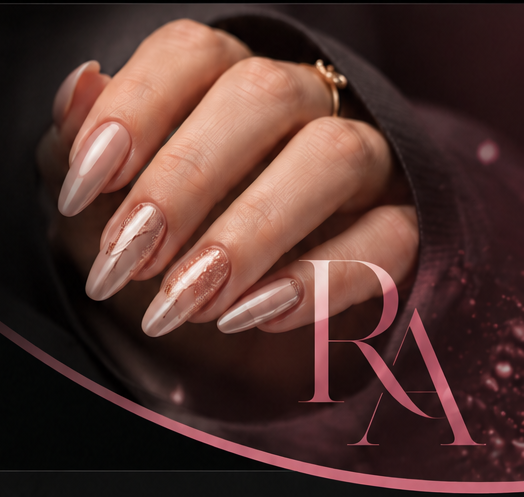 Mãos com unhas em tons nude e rosé, com acabamento elegante